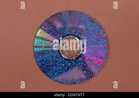 Retro CD con gocce bagnate su sfondo marrone Foto Stock