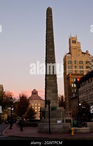 Pack Square con il Monumento Vance e il Jackson Building neogotico al crepuscolo ad Asheville, Carolina del Nord. Foto Stock