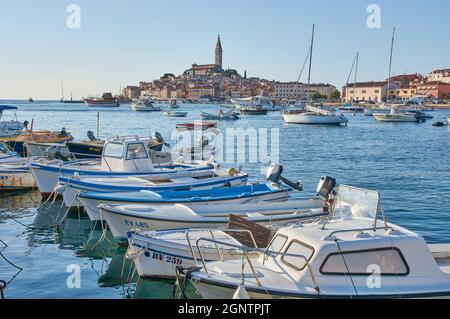 Vista sulla città Rovinij con piccole barche da pesca in primo piano. Foto Stock