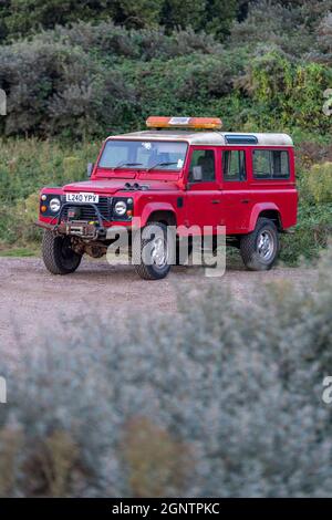 land rover difensore passo lungo 110 con verricello superverricello x9 montato sul paraurti anteriore con barre di rinforzo. Case automobilistiche britanniche lode Lane Land rover. Foto Stock