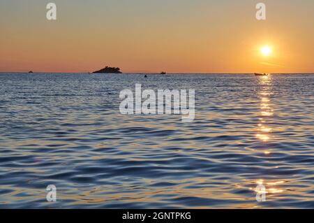 Piccola barca durante il tramonto. Foto Stock