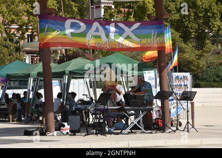 Marsiglia, Francia. 25 Settembre 2021. Vista generale della struttura di accoglienza per la riunione. Il collettivo “Voiles de la Paix” si stabilisce a Marsiglia per informare e sensibilizzare le persone. (Foto di Gerard Bottino/SOPA Images/Sipa USA) Credit: Sipa USA/Alamy Live News Foto Stock