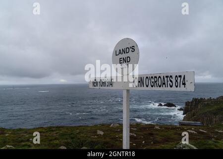 Cornwall, Regno Unito. 15 settembre 2021. Le terre terminano con il segno John o'Groats è uno dei segni più famosi nel Regno Unito. E' un indicatore per la punta più a sud-ovest del Regno Unito. Ogni anno atleti e avventure fanno il viaggio da John o Groats a Lands End, spesso in bicicletta, a piedi, in corsa o in auto. Il viaggio è lungo 874 miglia. (Foto di Edward Crawford/SOPA Images/Sipa USA) Credit: Sipa USA/Alamy Live News Foto Stock