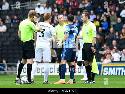 MILTON KEYNES, INGHILTERRA - 25 SETTEMBRE 2021: L'arbitro inglese Scott Oldham è stato raffigurato durante il 2021/22 SkyBet EFL League 1 partita settimana 9 tra MK Dons FC e Wycombe Wanderers FC allo Stadio MK. Copyright: Cosmin Iftode/Picstaff Foto Stock