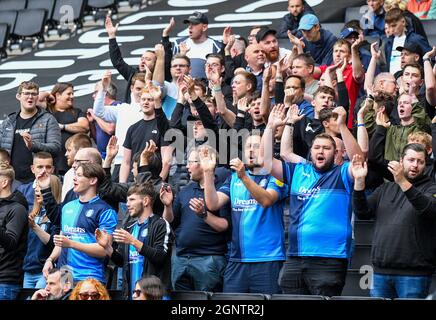 MILTON KEYNES, INGHILTERRA - 25 SETTEMBRE 2021: I fan di Wycombe hanno immaginato durante la partita 2021/22 SkyBet EFL League 1, che si terrà tra il MK Dons FC e il Wycombe Wanderers FC allo Stadio MK. Copyright: Cosmin Iftode/Picstaff Foto Stock