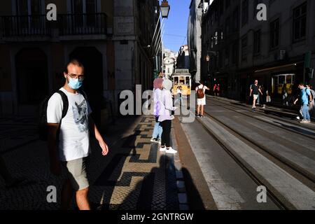 Lisbona, Portogallo. 25 Settembre 2021. La gente ha visto camminare intorno al settore turistico del distretto di Baixa in mezzo covid-19 pandemic. (Foto di Jorge Castellanos/SOPA Images/Sipa USA) Credit: Sipa USA/Alamy Live News Foto Stock