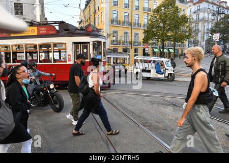 Lisbona, Portogallo. 25 Settembre 2021. La gente cammina intorno alla zona turistica del quartiere di Chiado in mezzo covid-19 pandemic. (Foto di Jorge Castellanos/SOPA Images/Sipa USA) Credit: Sipa USA/Alamy Live News Foto Stock