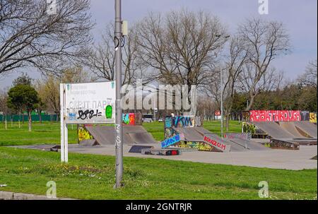 Belgrado, Serbia - 4 aprile 2018: Parco skateboard vuoto a New Belgrado. Foto Stock