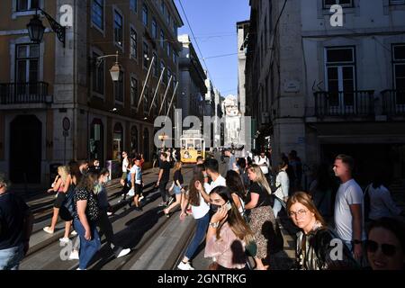 Lisbona, Portogallo. 25 Settembre 2021. La gente cammina intorno al settore turistico del distretto di Baixa in mezzo covid-19 pandemic. (Foto di Jorge Castellanos/SOPA Images/Sipa USA) Credit: Sipa USA/Alamy Live News Foto Stock