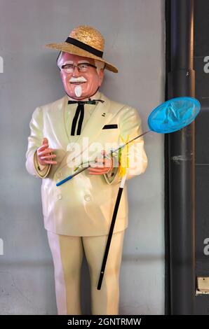 tokyo, giappone - agosto 13 2021: Statua del colonnello Harland David Sanders mascotte della catena di ristoranti di pollo fritto del Kentucky ad Akihabara con un'estate Foto Stock