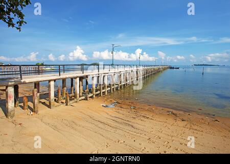 Villaggio dei pescatori di Tanjung Binga, dove vivono i pescatori, barche di riparazione e pesci secchi nelle Isole Belitung, Bangka Belitung, Sumatra, Indonesia. Foto Stock