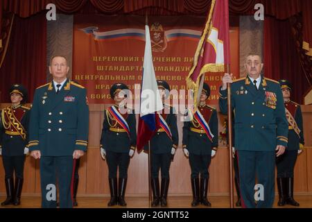 Mosca, Russia. 21 dicembre 2018. Igor Golloyev (R), e Viktor Zolotov sul podio. A Mosca, il generale dell'esercito Viktor Zolotov e anche il direttore del servizio federale della Guardia Nazionale della Federazione Russa presenta lo standard personale del comandante del distretto centrale della Guardia Nazionale della Federazione Russa di un nuovo disegno al colonnello generale Igor Golloyev. (Foto di Mihail Siergiejevicz/SOPA Images/Sipa USA) Credit: Sipa USA/Alamy Live News Foto Stock