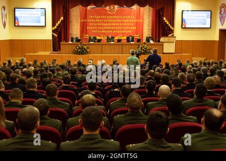 Mosca, Russia. 21 dicembre 2018. Sala completa degli ufficiali della Guardia Russa. A Mosca, il generale dell'esercito Viktor Zolotov e anche il direttore del servizio federale della Guardia Nazionale della Federazione Russa presenta lo standard personale del comandante del distretto centrale della Guardia Nazionale della Federazione Russa di un nuovo disegno al colonnello generale Igor Golloyev. (Foto di Mihail Siergiejevicz/SOPA Images/Sipa USA) Credit: Sipa USA/Alamy Live News Foto Stock