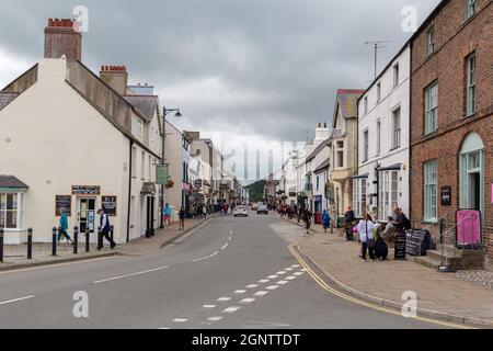 Beaumaris, Galles: Castle Street (A545), la principale area commerciale di questa città costiera di Anglesey. Foto Stock