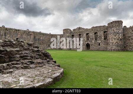 Anglesey, Galles: Castello di Beaumaris, costruito da Edoardo i nel 1295. Vista del North Gatehouse dal lato interno. Foto Stock