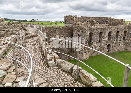 Anglesey, Galles: Beaumaris Castello parete interna passerella, con una vista del nord gatehouse. Foto Stock