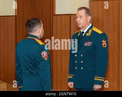 Mosca, Russia. 21 dicembre 2018. Il direttore della Guardia russa Viktor Zolotov parla con il serviceman.in Mosca, Generale dell'esercito Viktor Zolotov e anche direttore del Servizio Federale della Guardia Nazionale della Federazione Russa presenta lo standard personale del comandante del Distretto Centrale della Guardia Nazionale della Federazione Russa di un nuovo disegno al Colonnello-Generale Igor Golloyev. (Credit Image: © Mihail Siergiejevicz/SOPA Images via ZUMA Press Wire) Foto Stock