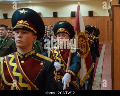 Mosca, Russia. 21 dicembre 2018. Il gruppo di banner mette in primo luogo lo standard.in Mosca, Generale dell'esercito Viktor Zolotov e anche direttore del Servizio Federale della Guardia Nazionale della Federazione Russa presenta lo standard personale del comandante del Distretto Centrale della Guardia Nazionale della Federazione Russa di un nuovo disegno al Colonnello-Generale Igor Golloyev. (Credit Image: © Mihail Siergiejevicz/SOPA Images via ZUMA Press Wire) Foto Stock