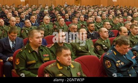 Mosca, Russia. 21 dicembre 2018. Sala completa degli ufficiali della Guardia Russa. A Mosca, Generale dell'esercito Viktor Zolotov e anche direttore del Servizio Federale della Guardia Nazionale della Federazione Russa presenta lo standard personale del comandante del Distretto Centrale della Guardia Nazionale della Federazione Russa di un nuovo disegno al Colonnello-Generale Igor Golloyev. (Credit Image: © Mihail Siergiejevicz/SOPA Images via ZUMA Press Wire) Foto Stock