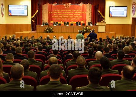 Mosca, Russia. 21 dicembre 2018. Sala completa degli ufficiali della Guardia Russa. A Mosca, Generale dell'esercito Viktor Zolotov e anche direttore del Servizio Federale della Guardia Nazionale della Federazione Russa presenta lo standard personale del comandante del Distretto Centrale della Guardia Nazionale della Federazione Russa di un nuovo disegno al Colonnello-Generale Igor Golloyev. (Credit Image: © Mihail Siergiejevicz/SOPA Images via ZUMA Press Wire) Foto Stock