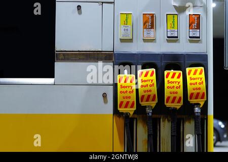 Pompe di alimentazione vuote presso una stazione di servizio Shell a Woodlesford, Leeds a causa di acquisti di panico. Foto Stock