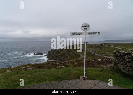 Cornwall, Regno Unito. 15 settembre 2021. Le terre terminano con il segno John o'Groats è uno dei segni più famosi nel Regno Unito. E' un indicatore per la punta più a sud-ovest del Regno Unito. Ogni anno atleti e avventure fanno il viaggio da John o Groats a Lands End, spesso in bicicletta, a piedi, in corsa o in auto. Il viaggio è lungo 874 miglia. Credit: SOPA Images Limited/Alamy Live News Foto Stock