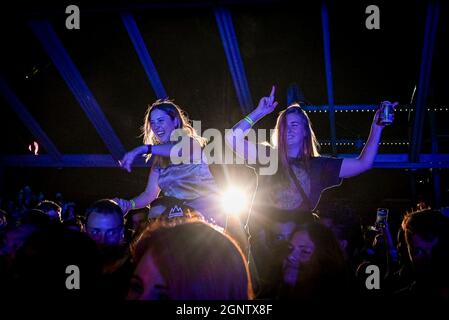 Le giovani donne che si divertono con il concerto di Bedouin Soundclash, Shipyards Festival, North Vancouver, British Columbia, Canada Foto Stock