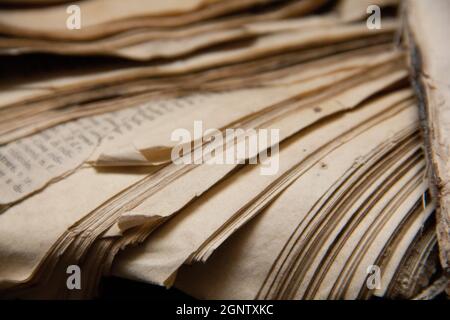 Confezione di pagine di libri cartacei in cattive condizioni dopo l'allagamento Foto Stock