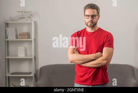 l'uomo adulto in occhiali si sente sicuro mani incrociate, occhio Foto Stock