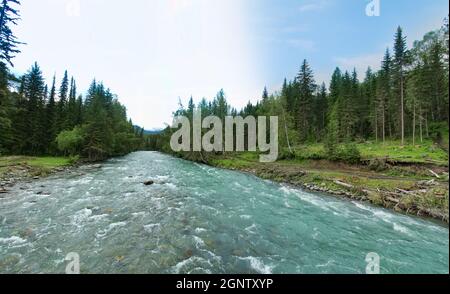 Geografia, fisiografia. Panorama dei monti Altai (contrafforti) e delle valli con boschi misti di montagna e fiume di montagna con corrente ruvida. Il mo Foto Stock