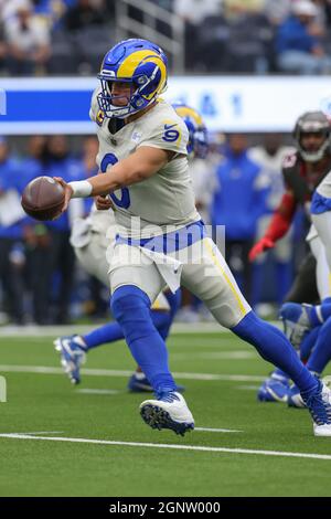 Domenica 26 settembre 2021; Englewood, CA USA; il quarterback dei Los Angeles Rams Matthew Stafford (9) lanciò la palla durante una gara della NFL contro i T Foto Stock