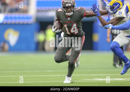 Domenica 26 settembre 2021; Englewood, CA USA; il wide receiver dei Tampa Bay Buccaneers Chris Godwin (14) riceve un passaggio e gira per correre altre yard con il cornerback dei Los Angeles Rams Jalen Ramsey (5) in inseguimento durante una partita della NFL al SoFi Stadium. I Rams batterono i Bucs 34-24. (Kim Hukari/immagine dello sport) Foto Stock