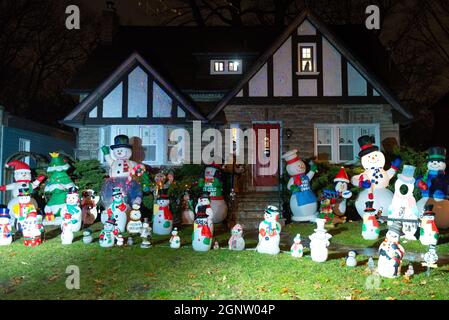 Toronto, ON, Canada – 25 dicembre 2020: Molti pupazzi di neve si trovano davanti alla casa come decorazione natalizia a Toronto Foto Stock