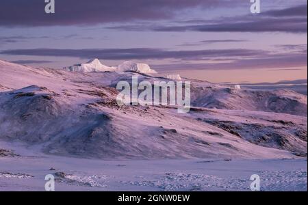 Magico cielo di alba viola-rosa mozzafiato sul cratere del vulcano Kilimanjaro. 595m di altezza - il punto più alto dell'Africa e il singolo più alto Foto Stock