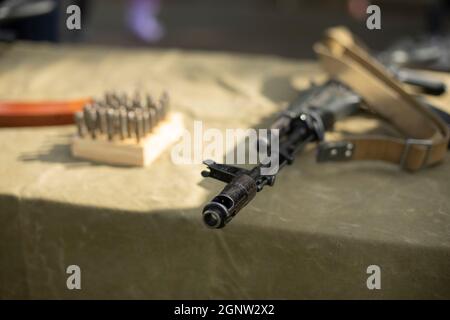 Armi da fuoco sul tavolo. Mitragliatrice sovietica per sparare cartucce. Armi da addestramento per soldati di addestramento. Addestramento militare in dettaglio. Foto Stock
