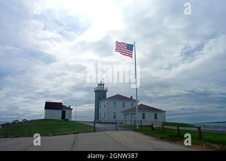 Guarda il faro di Hill a Westerly, Rhode Island, sotto un cielo torbido -05 Foto Stock