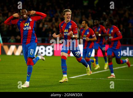 Londra, Regno Unito. 01 Feb 2018. LONDRA, Regno Unito, SETTEMBRE 27: Wilfried Zaha di Crystal Palace celebra la sua prima lega tra Crystal Palace e Brighton e Hove Albion al Selhurst Park Stadium, Londra il 27 settembre 2021 Credit: Action Foto Sport/Alamy Live News Foto Stock