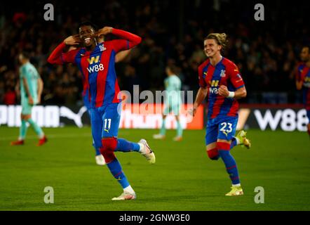 Londra, Regno Unito. 01 Feb 2018. LONDRA, Regno Unito, SETTEMBRE 27: Wilfried Zaha di Crystal Palace celebra la sua prima lega tra Crystal Palace e Brighton e Hove Albion al Selhurst Park Stadium, Londra il 27 settembre 2021 Credit: Action Foto Sport/Alamy Live News Foto Stock