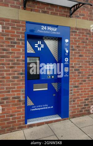 24 ore di prescrizione del foro di raccolta del dispensario nella macchina da parete alla farmacia di Wellway a Morpeth, Northumberland, Inghilterra, Regno Unito Foto Stock