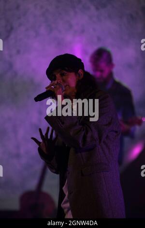 Roma, Italia. 27 settembre 2021. Arianna del Ghiaccio aka Ariete, cantautore italiano in concerto presso la Cavea dell'Auditorium Parco della Musica di Roma. La giovanissima musicista, appena vent'anni, era la cantante del Cornetto Algida 2021 commerciale e conosciuta per la sua partecipazione a 'X Factor' che ha segnato la sua carriera come cantante-cantautore pop musicista seguita dai suoi giovanissimi fan. Un altro giovane musicista Tenth Sky apre il concerto. (Foto di Daniela Franceschelli/Pacific Press) Credit: Pacific Press Media Production Corp./Alamy Live News Foto Stock