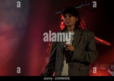 Roma, Italia. 27 settembre 2021. Arianna del Ghiaccio aka Ariete, cantautore italiano in concerto presso la Cavea dell'Auditorium Parco della Musica di Roma. La giovanissima musicista, appena vent'anni, era la cantante del Cornetto Algida 2021 commerciale e conosciuta per la sua partecipazione a 'X Factor' che ha segnato la sua carriera come cantante-cantautore pop musicista seguita dai suoi giovanissimi fan. Un altro giovane musicista Tenth Sky apre il concerto. (Foto di Daniela Franceschelli/Pacific Press) Credit: Pacific Press Media Production Corp./Alamy Live News Foto Stock