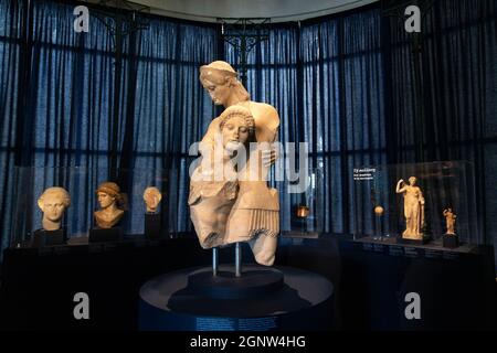 (210927) -- Atene, 27 settembre 2021 (Xinhua) -- le sculture sono viste durante un'anteprima della mostra 'Kalos, la bellezza ultima' al Museo di Arte Cicladica di Atene, Grecia, il 27 settembre 2021. Una nuova mostra del Museo d'Arte delle Cicladi ad Atene invita i visitatori a riflettere sulla loro personale nozione di bellezza finale, portandoli in un viaggio nel tempo nell'antica Grecia. Attraverso 300 antichità raccolte da 52 musei, Eforati di antichità e collezioni in Grecia, Italia e Vaticano, la mostra dal titolo 'Kalos, la bellezza ultima,' presenta ciò che questo concetto significava in sempre Foto Stock