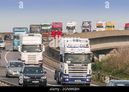 Griffin Gathering, Ipswich 2014Scania, veicoli HGV d'epoca sul ponte Orwell Suffolk, Regno Unito Foto Stock