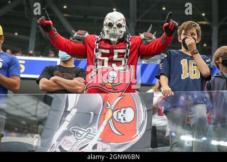 Domenica 26 settembre 2021; Englewood, CA USA; un tifoso dei Tampa Bay Buccaneers tifo per i suoi Bucs durante una gara della NFL contro i Los Angeles Rams a SoFi Foto Stock