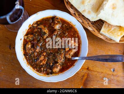 Vitello stufato con pomodoro, piatto georgiano Chashushuli Foto Stock