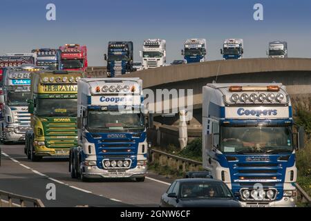 Griffin Gathering, Ipswich 2014Scania, veicoli HGV d'epoca sul ponte Orwell Suffolk, Regno Unito Foto Stock