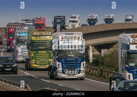 Griffin Gathering, Ipswich 2014Scania, veicoli HGV d'epoca sul ponte Orwell Suffolk, Regno Unito Foto Stock