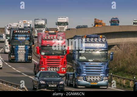 Griffin Gathering, Ipswich 2014Scania, veicoli HGV d'epoca sul ponte Orwell Suffolk, Regno Unito Foto Stock