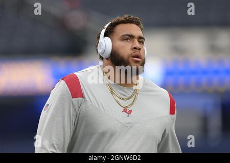 Domenica 26 settembre 2021; Englewood, CA USA; la guardia offensiva dei Tampa Bay Buccaneers Aaron Stinnie (64) durante il riscaldamento pre-partita prima di una partita della NFL ag Foto Stock