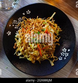 Pasto in stile japanise servito piacevolmente con verdure Foto Stock